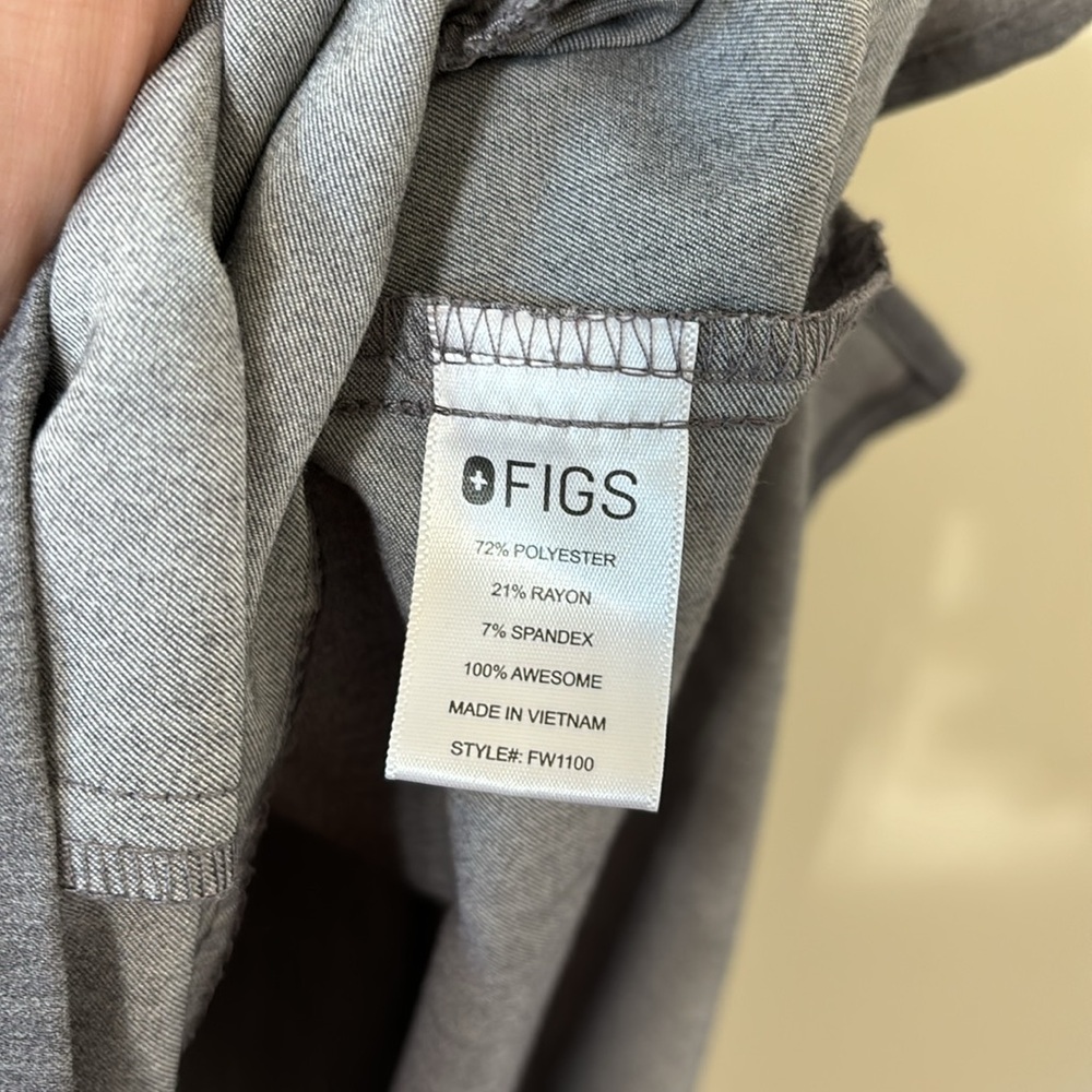 FIGS Scrub Casma Three-Pocket Scrub Top Graphite Size Large - Picture 9 of 11